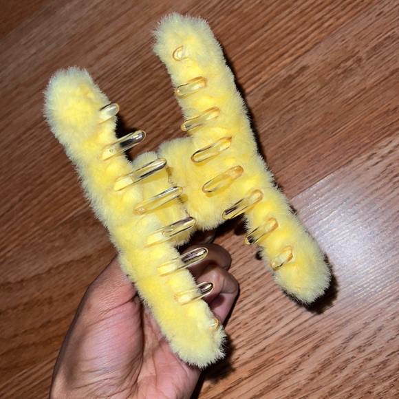 Fluffy Yellow Hair Clip - Picture 3 of 8